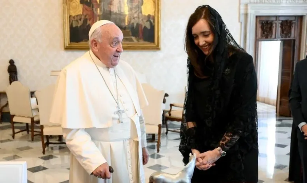 Victoria Villarruel junto al papa Francisco.
