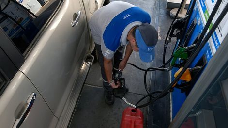 Los Andes | La petrolera estatal YPF aplicó desde este lunes un nuevo aumento en los precios de sus combustibles en todo el país. En el caso de Mendoza, la suba se ubicó entre el 4 y 7%. Foto: Orlando Pelichotti / Los Andes