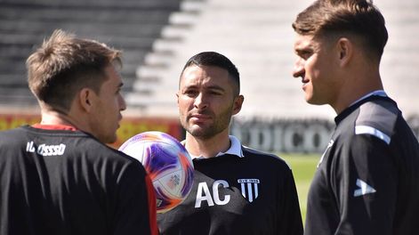 Joaquín Sastre (centro), es el nuevo entrenador del primer equipo de Gimnasia y Esgrima de Mendoza, que compite en  Primera Nacional.