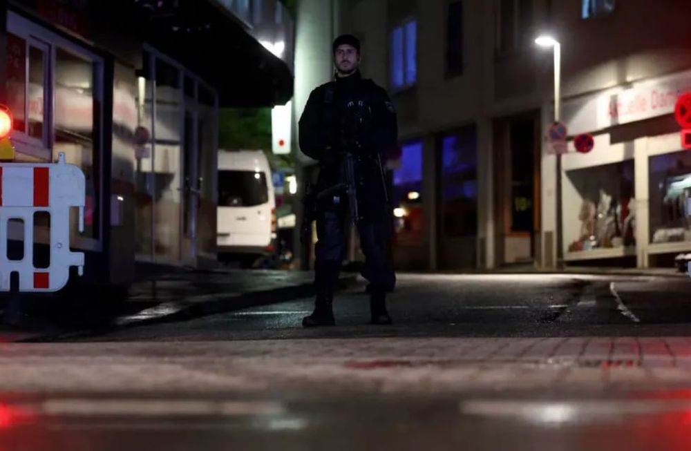 Un oficial de seguridad monta guardia tras un ataque con cuchillo durante el festival de la ciudad en una calle de Solingen (Alemania). EFE/Christopher Neundorf