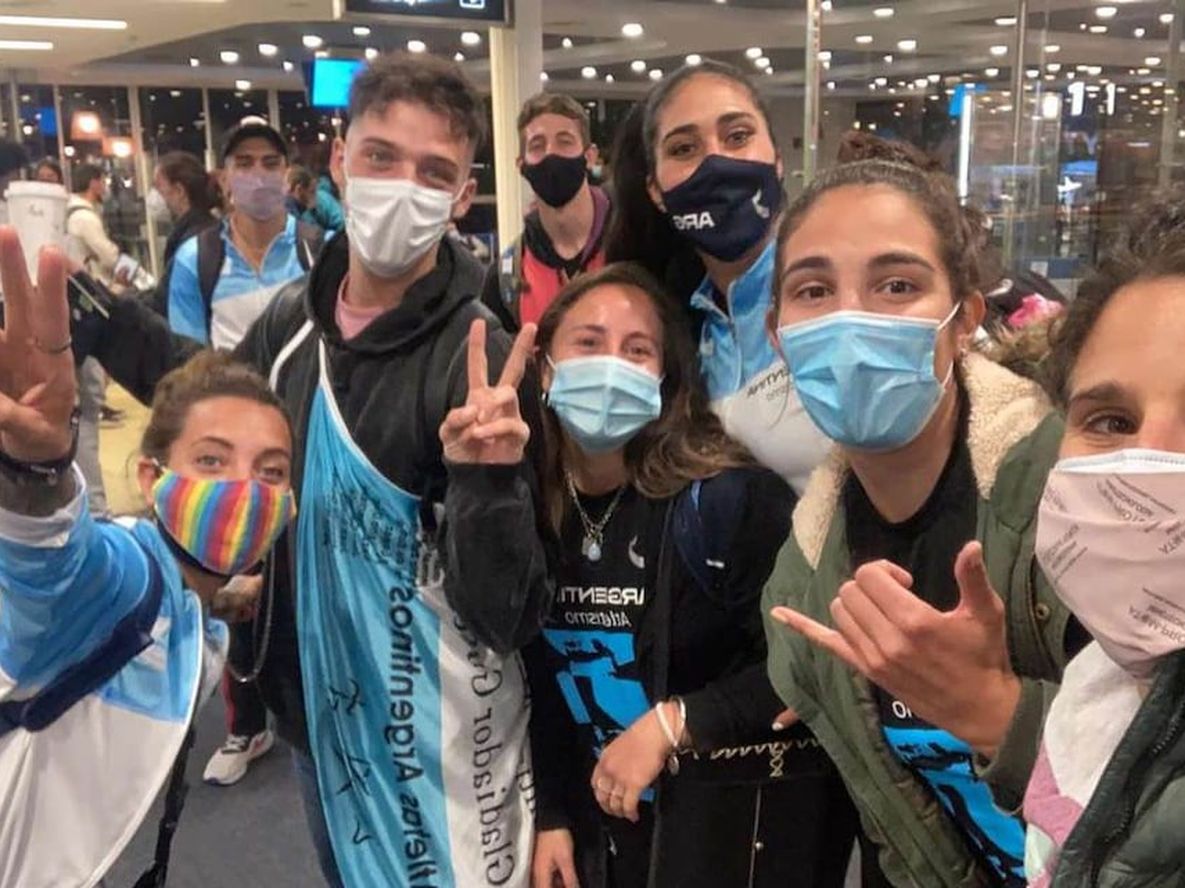 Los atletas argentinos viajaron a Guayaquil, donde disputarán el Sudamericano y lo hicieron junto con el influencer Santiago Maratea. (TN Deportivo)