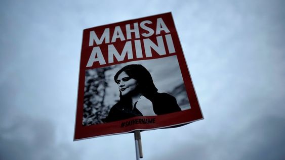 Una persona sostiene un cartel con una imagen de la iraní Mahsa Amini durante una protesta contra su muerte, en Berlín, Alemania, el 28 de septiembre de 2022. (Foto AP/Markus Schreiber, archivo)