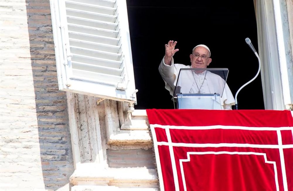 Ciudad del Vaticano (Estado de la Ciudad del Vaticano (Santa Sede)), 08/04/2024.- El Papa Francisco dirige el rezo del Ángelus, la tradicional oración dominical, desde la ventana de su oficina con vistas a la Plaza de San Pedro, Ciudad del Vaticano, 04 de agosto de 2024. ( Papá) EFE/EPA/ANGELO CARCONI