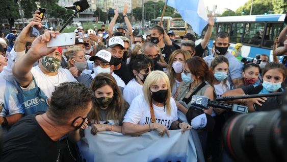 Marcha en el Obelisco para pedir justicia por la muerte de Diego Maradona (Foto: Clarín)