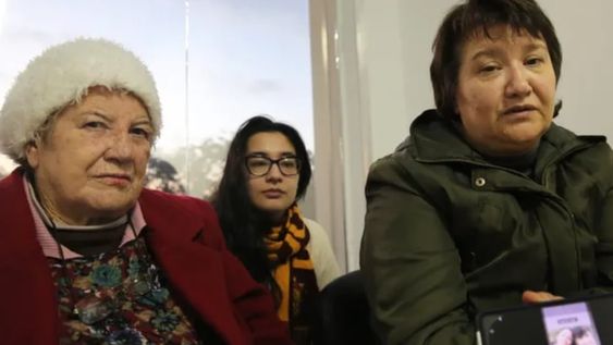 La madre, la hermana y la abuela de Cecilia Strzyzowski reconocieron hoy los anillos, un dije, una valija y dos trozos de ropa. Gentileza: El Argentino Diario.