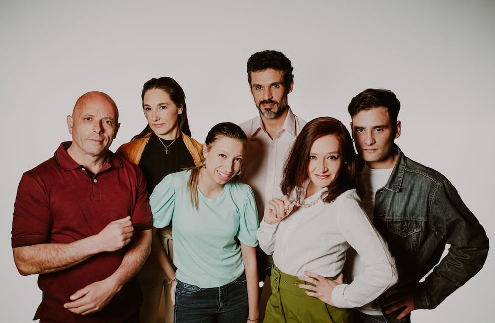La comedia Bajo Terapia plantea situaciones de tres parejas que develan sus conflictos.
