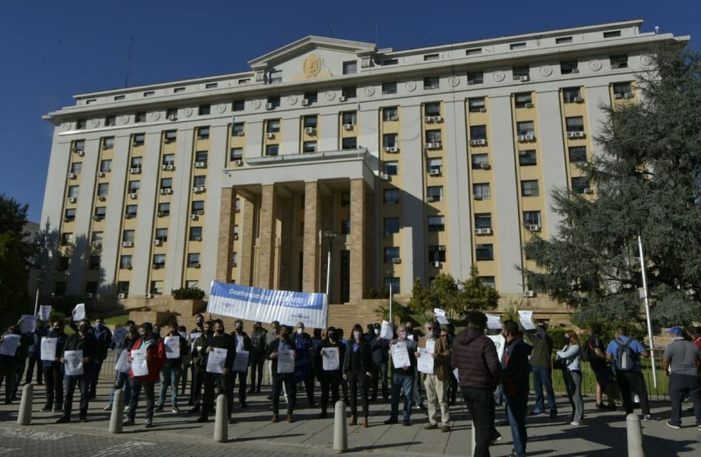 Decenas de trabajadores llegaron hoy a Casa de Gobierno. - Orlando Pelichotti / Los Andes