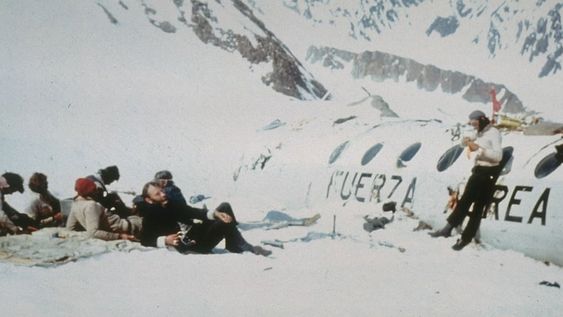 Tragedia de Los Andes: una imagen tomada por los sobrevivientes en la que se ve a los rugbiers uruguayos y los restos del avión en que viajaban, estrellado en la cordillera mendocina.