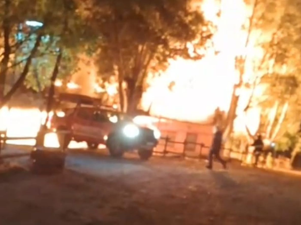 Tratan de establecer las causas del incendio que consumió cerca de 30 cabañas en un camping de El Carrizal.