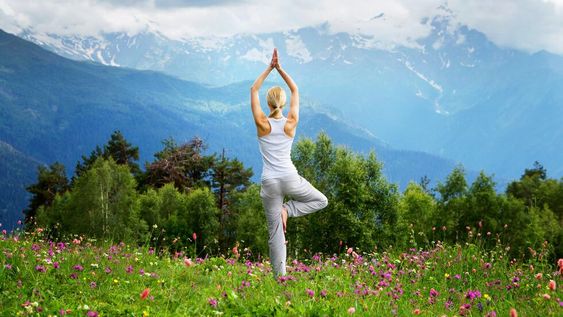 ¡Yoga en casa! Postura del árbol, el equilibrio perfecto