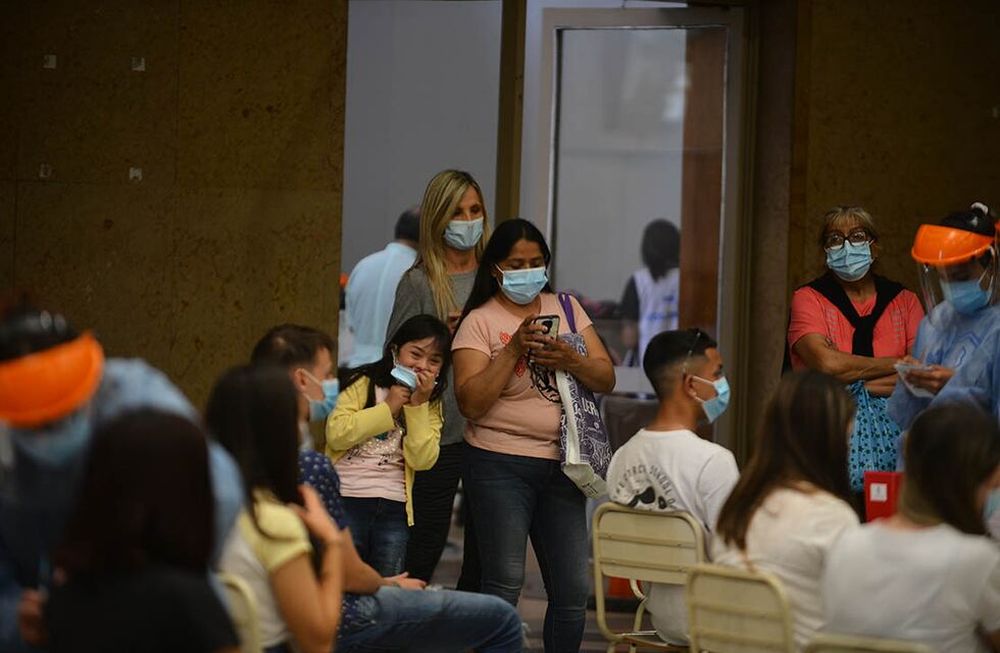 Covid-19: evalúan ir a las escuelas a vacunar a los niños