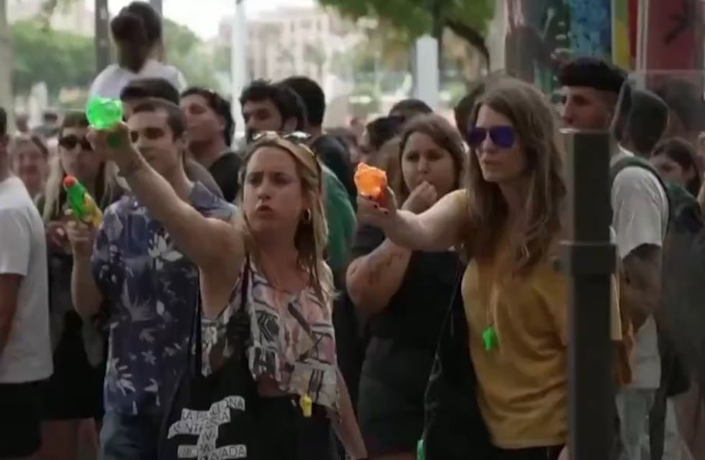 Este fin de semana, más de 150 organizaciones y movimientos sociales se unieron para manifestarse contra la creciente presión del turismo en la ciudad.