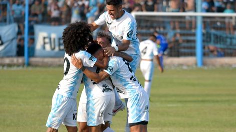 Los Andes | Felicidad celeste. Tejada acaba de convertir el 1-0 con un tremendo derechazo y Arce, Zolorza, Inostroza y Carmona se abalanzan sobre él para celebrarlo. El Perro mordió primero. Foto: Orlando Pelichotti / Los Andes