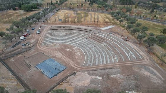 Los trabajos se desarrollan a pleno en el parque Metropolitano, luego de una intensa labor sobre el terreno para generar un descenso de 2 metros de profundidad. | Foto: Municipalidad de Maipú