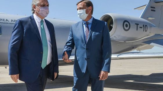 El presidente de la Nación, Alberto Fernández, y el gobernador de Mendoza, Rodolfo Suárez, en un encuentro en octubre. El mendocino se volvió a distanciar de las medidas nacionales con respecto al Covid.