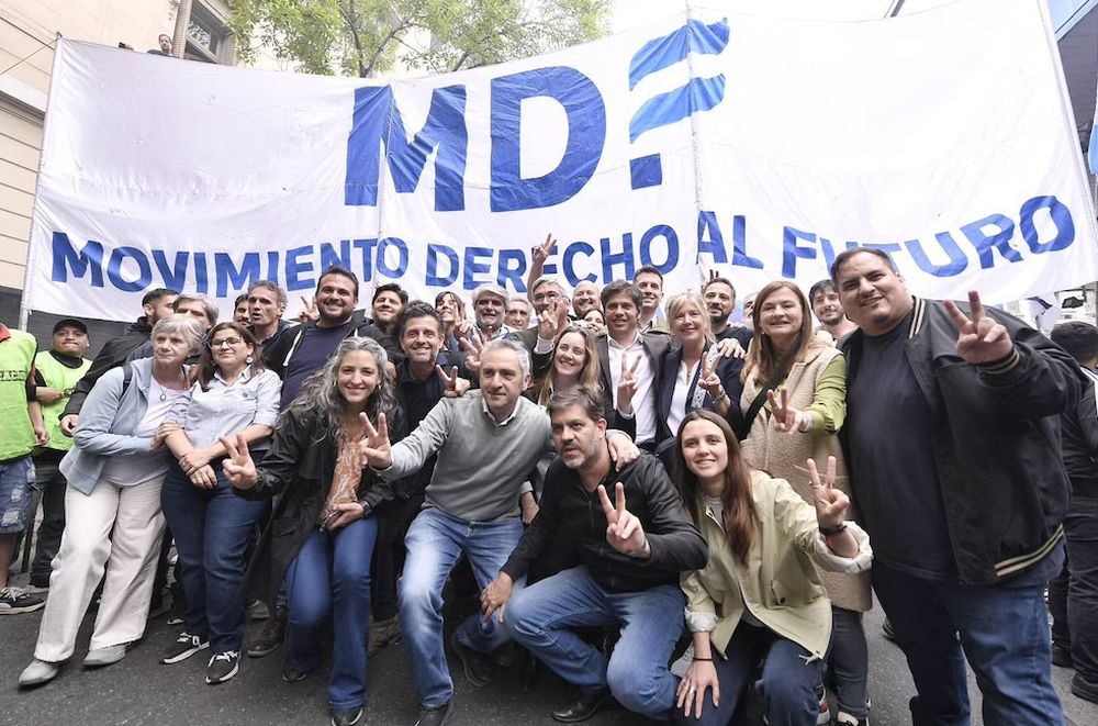 Caravana en San José 1111 (CABA), con Axel Kicillof y Mayra Mendoza, previo al audio de CFK: la ex presidenta reavivó la discusión sobre soberanía y el vínculo Milei–Trump.