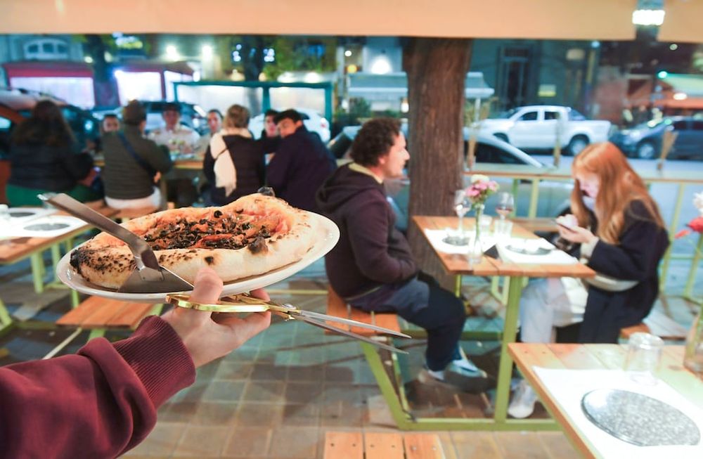 Calle Sarmiento se ha convertido en un polo gastronómico para los turistas, muy cerca de los principales hoteles. - Foto: José Gutierrez / Los Andes