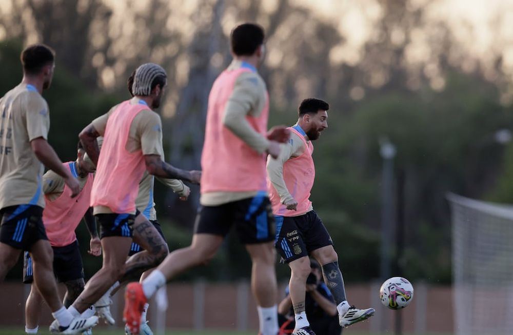 Lionel Messi en el entrenamiento de la selección argentina de fútbol. (Fotobaires)