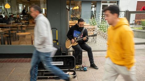 Los Andes | Con su guitarra en la esquina del ACA, Diego Lorca interpreta clásicos de Dire Straits, Guns and Roses o BB King. | Foto: Ignacio Blanco / Los Andes