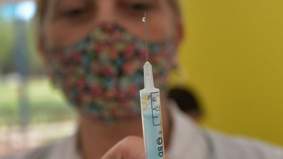 Mendoza 01 de marzo  de 2021 SociedadVacuna Sputnik VEmpezó este lunes la vacunación contra el coronavirus destinada a las personas mayores de 70 años, principal grupo de riesgo, en el Parque Estación Benegas, en Godoy Cruzenfernera, salud, pandemia, covid 19, covid positivo, sociai, positivos, enfermo, contagios, contagiados vacunacion  Foto: Orlando Pelichotti / Los Andes