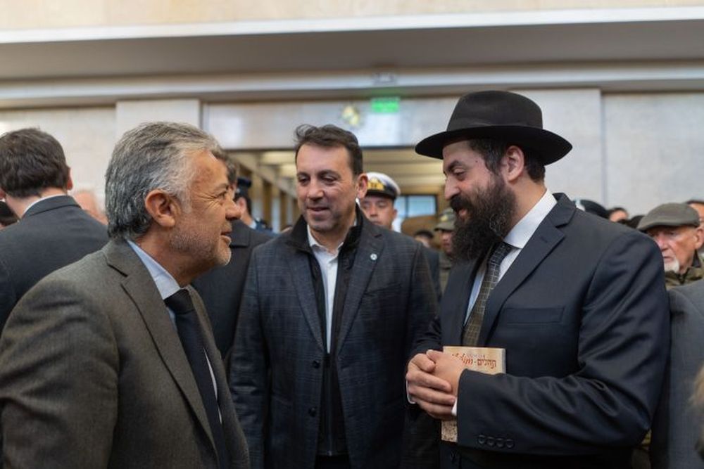 El gobernador Alfredo Cornejo y el ministro de Educación, Cultura e Infancias, Tadeo García Zalazar, en el acto homenaje a las víctimas de la AMIA