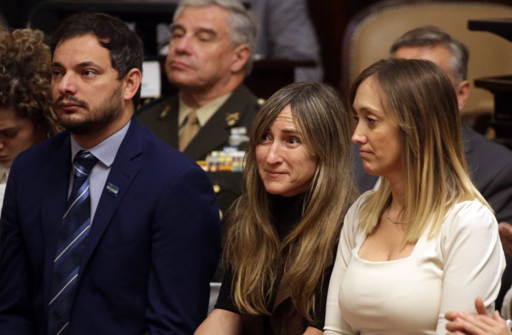 Los diputados nacionales de La Libertad Avanza, Álvaro Martínez y Mercedes Llano, se ubicaron al lado de la senadora nacional kirchnerista Anabel Fernández Sagasti