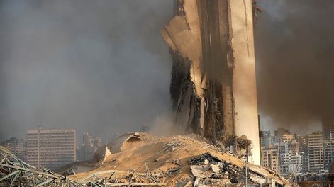 Los Andes | Una enorme explosión sacudió el martes el centro de Beirut, destruyendo gran parte del puerto, dañando edificios, y rompiendo ventanas y puertas mientras una enorme nube de humo cubría la capital del Líbano.