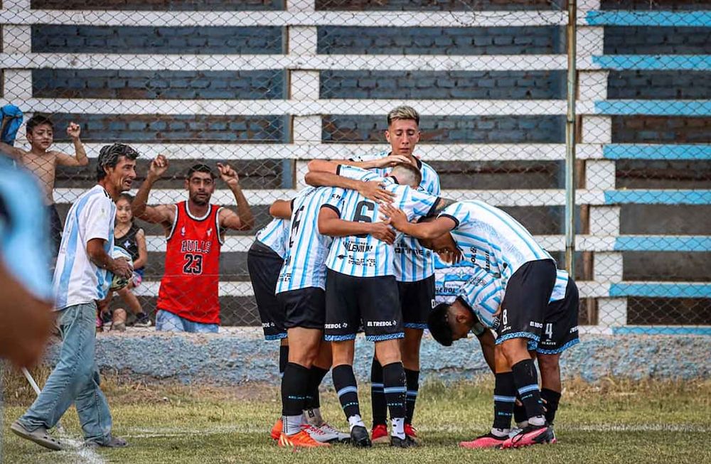 Fútbol Liga Mendocina Club Atlético Argentino vs. Luzuriaga. El festejo de los jugadores de Argentino. Foto: Gentileza Valentina Villalobos.