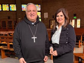Monseñor Marcelo Colombo y Laura Carbonari en la grabación de Argentina recibe al Papa