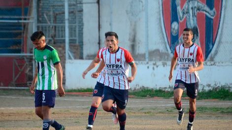 Los Andes | Sebastián Carrasco grita con todo el segundo gol de Talleres, sólido líder del grupo 1. / Gentileza: Andrés Arequipa.