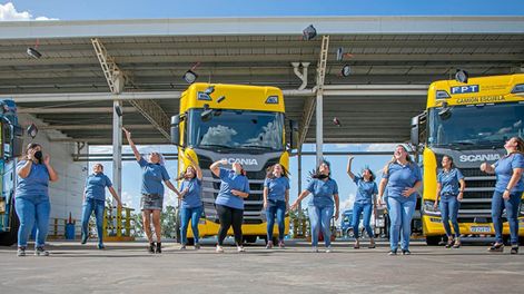 Festejo. Estefanía y Gabriela, junto a otras colegas del volante de otras provincias celebran haber aprobado el curso de conductoras de grandes vehículos, un orgullo para ellas, sus familiares, amigos y otras mujeres / Foto: Silvio Serber