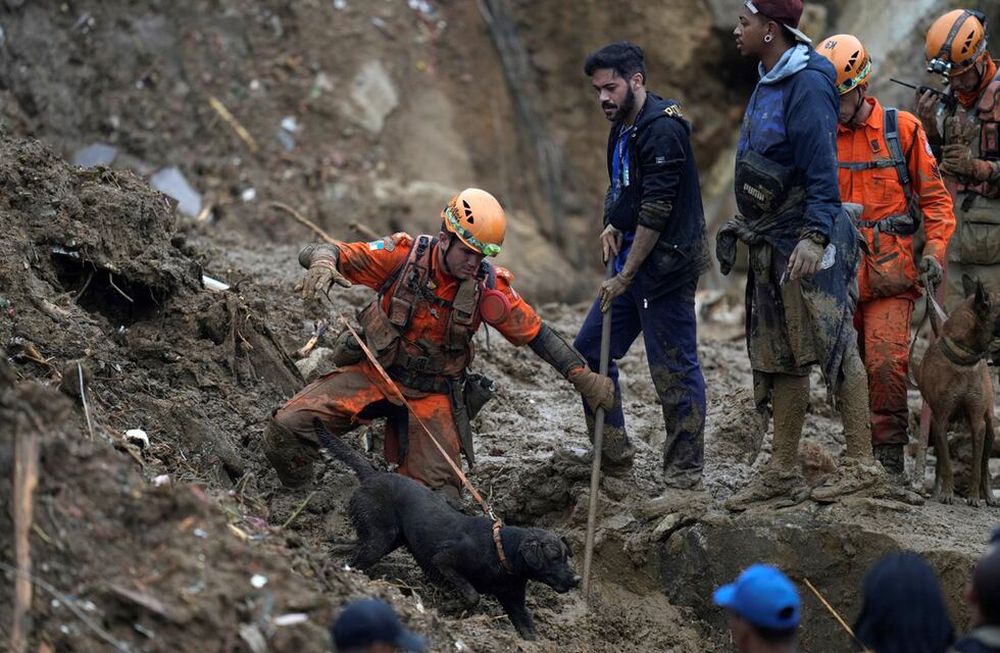 Lluvias extremadamente fuertes provocaron deslizamientos de tierra e inundaciones en una región montañosa del estado de Río de Janeiro, Brasil, lo que provocó la muerte de varias personas. (Silvia Izquierdo / AP)