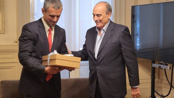 Archivo. El presidente de la Cámara de Diputados, Martín Menem, y el ministro del Interior, Guillermo Francos, con la ley ómnibus (Foto: HCDN)