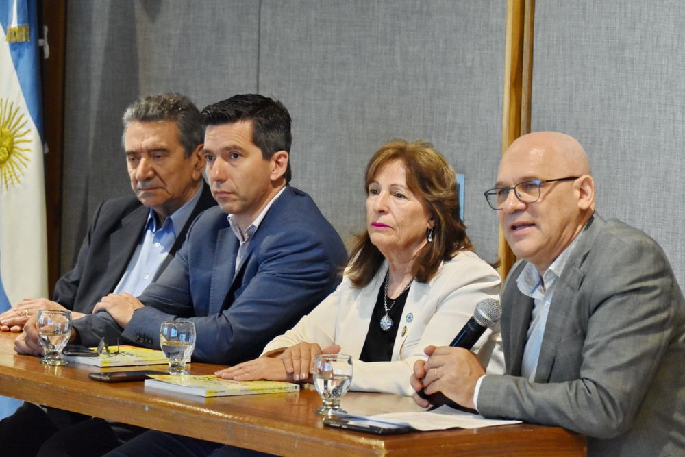 El presidente de la UCR Mendoza, Andrés Lombardi junto a la rectora de la UNCuyo, Esther Sánchez.
