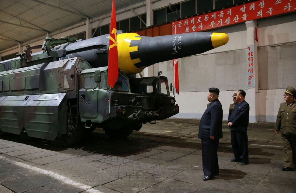 El líder norcoreano, Kim Jong un, inspecciona un misil en una imagen de archivo.