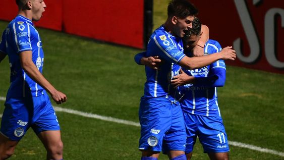 En crecimiento. Martín Ojeda acaba de cambiar penal por el 1-0 parcial y recibe el efusivo abrazo de Badaloni y Ábrego. El Tomba cree. / Mariana Villa / Los Andes.