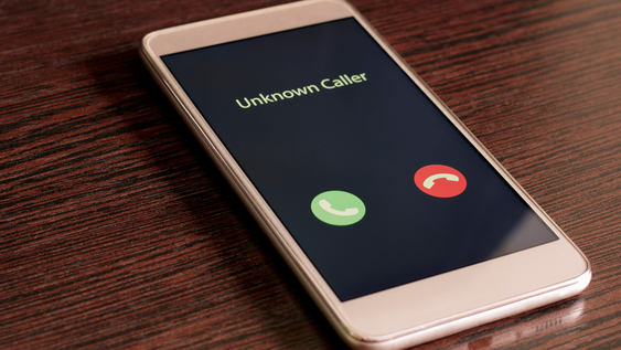 alerta spam: una experta en ia explica por que colgar una llamada desconocida es un error