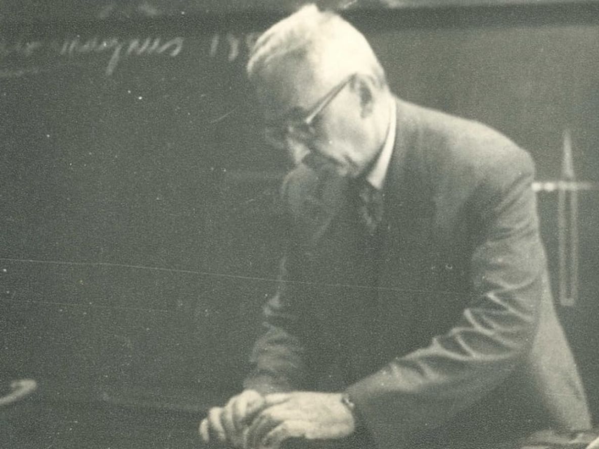 Prof. Enrique Gaviola en clase de Física. / Foto: Norberto Galacho / Gentileza