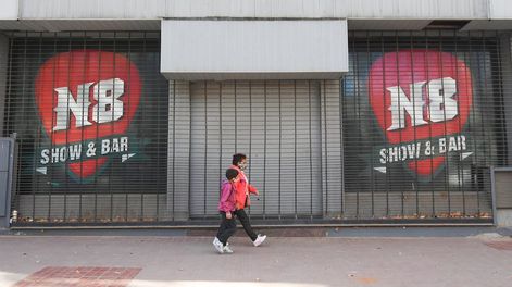 Los Andes | El reconocido bar N8 donde se realizaban recitales de rock, ubicado en la esquina de Godoy Cruz y Mitre de Ciudad, cerró sus puertas por la pandemia. Foto: José Gutiérrez / Los Andes.