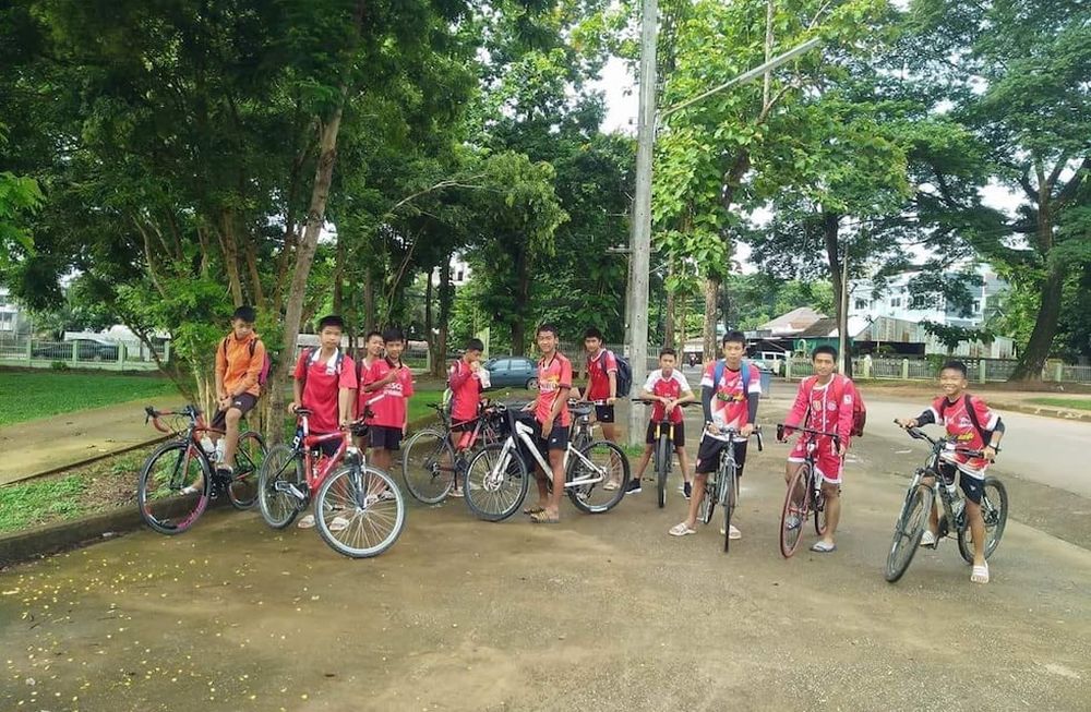 Buscan en una cueva a 12 nenes de un equipo de fútbol que se perdieron en Tailandia