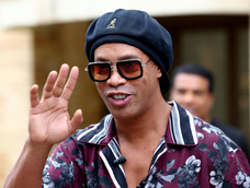 Ronaldinho vuelve al fútbol profesional y firmó en un club de Italia