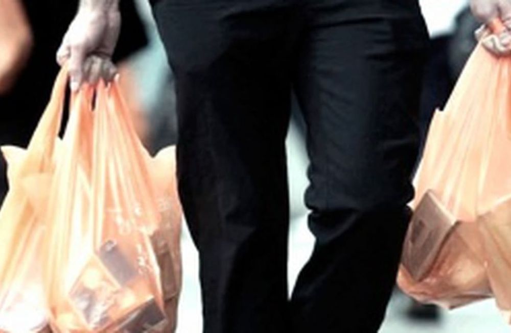 Desde mañana hipermercados y supermercados no podrán vender bolsas plásticas.