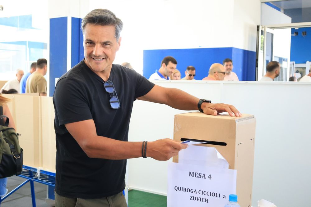 Adrián Sajú, candidato a presidente por Primero Godoy Cruz, emitió su voto. 