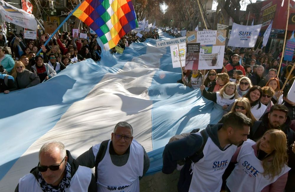 Gremios presionan al Gobierno para que reabra las paritarias y exigirán nuevos aumentos salariales. / Foto: Orlando Pelichotti / Los Andes