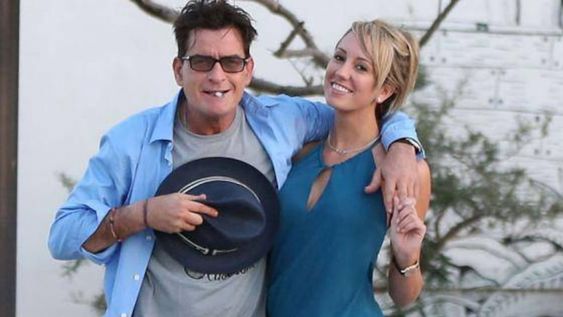 Charlie Sheen dejó a su novia a días de su casamiento