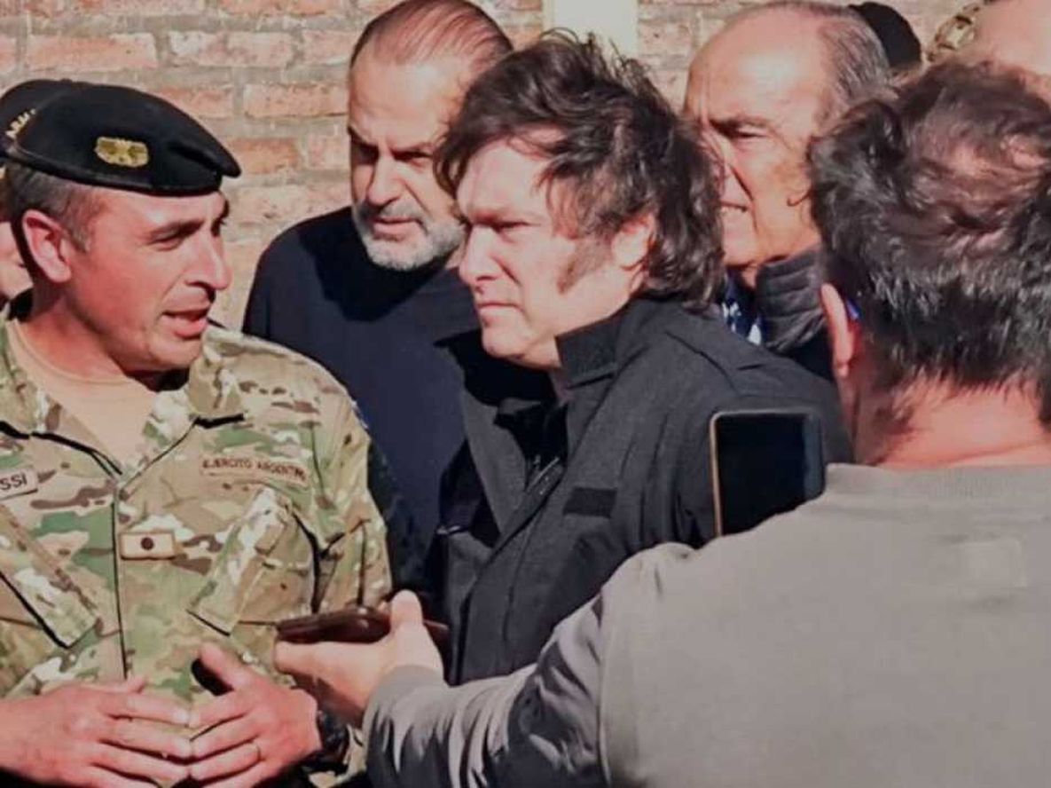 El presidente Javier Milei arribó esta mañana a la ciudad de Bahía Blanca, para tomar contacto con las autoridades y los pobladores de la ciudad, que fue devastada por un temporal el viernes. Foto: REDES/NA