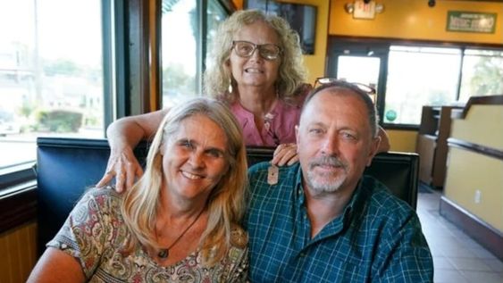 Debby Neal-Strickland y Jim Merthe decidieron casarse luego de una década de noviazgo. Dos días después de la boda, Debby le donó su rinón a la ex mujer de Jim. Foto: AP