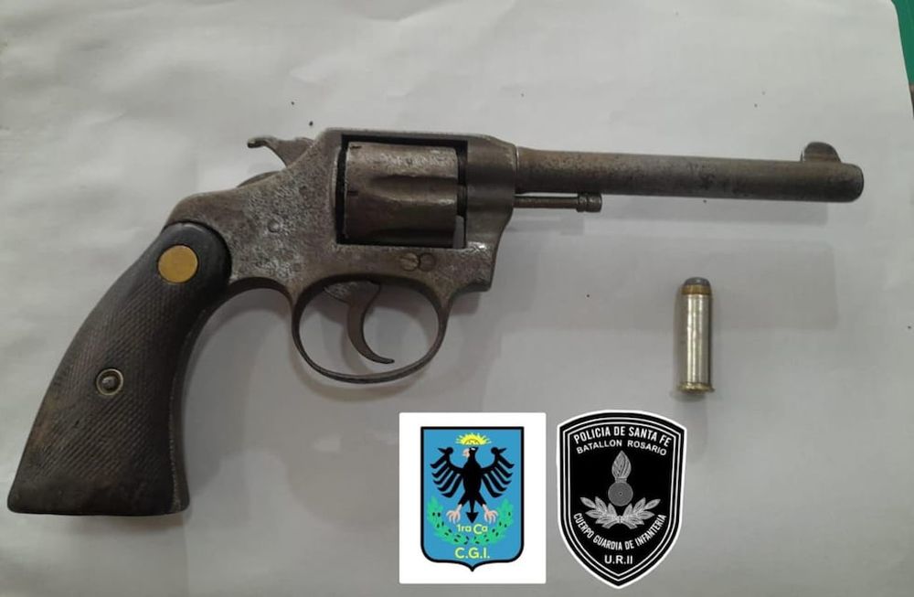 El arma que portaba el menor en un establecimiento educativo | Policía de Santa Fe