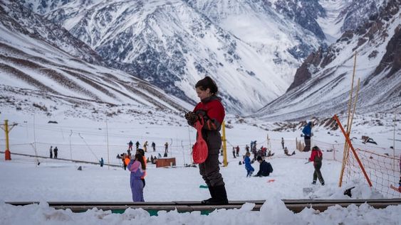 Fuera de la Ciudad, en destinos como Las Leñas el índice de reservas ya roza el 100 % de las camas disponibles. Los Puquios es otro de los atractivos. | Foto: Los Andes