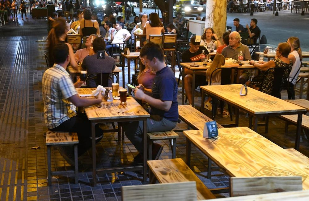 ¿Vuelven las juntadas en bares en 10 días? Así sería la reapertura de locales en Mendoza